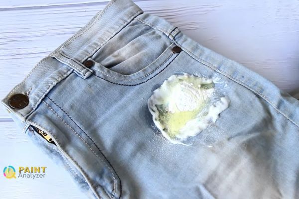 How to Remove Dried Paint from Jeans Using Vinegar